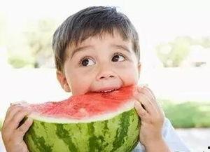 父母吃自己瓜,父母品尝自家瓜果的温馨瞬间