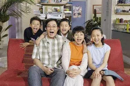 家有儿女小雨吃团圆瓜,小雨品尝团圆瓜，传承家庭温馨时光